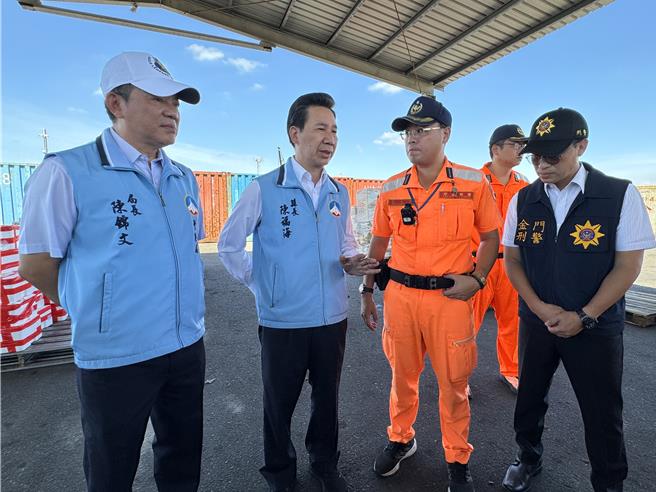 金門縣長陳福海(左二)今日上午親赴料羅港碼頭勉勵所有執勤人員，宣示加強全面打擊毒品，阻絕毒品於島外，以實現「無毒家園」之願景。(于家麒攝)