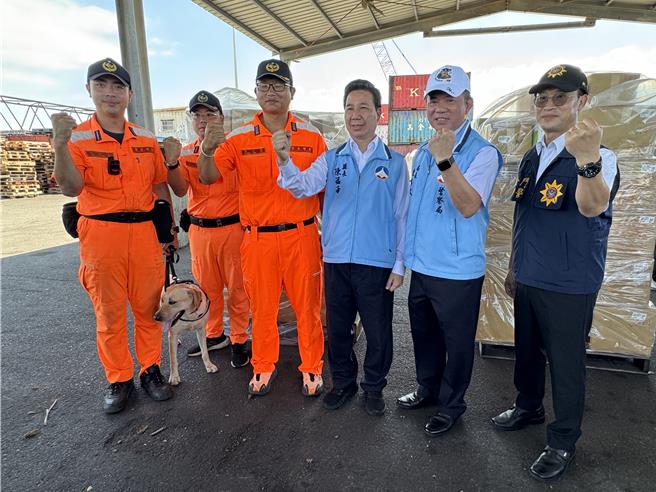 金門縣長陳福海(右三)今日上午親赴料羅港碼頭勉勵所有執勤人員，宣示加強全面打擊毒品，阻絕毒品於島外，以實現「無毒家園」之願景。(于家麒攝)