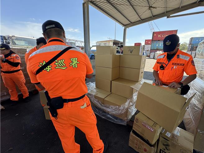 金門加強緝毒，現階段已擴大至金門料羅港區內，針對到、離港之包裹、超商店到店及郵局等貨物進行緝毒犬偵檢勤務，展現維護金門治安之決心。(于家麒攝)