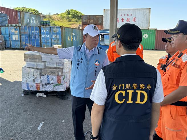 金門縣警局長陳錦文(左一)表示將持續與轄內檢、調、海巡、憲兵、關務、航警等單位保持密切合作及通報機制，共同打擊毒品犯罪。(于家麒攝)