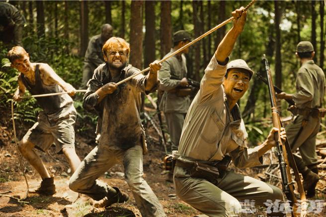 黄冠智（右）拍摄《听海涌》吃了不少苦头。（公视提供）