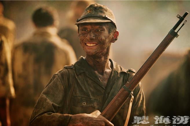 朱宥丞剧中谎报年龄参战。（公视提供）