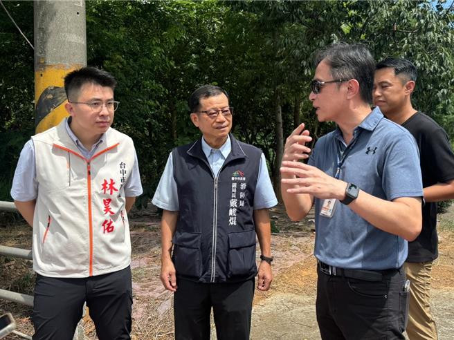 台中市消防局第四大隊犁份分隊向外通行的道路與西屯路交叉，因西屯路車流量多、車速快加上視線死角，人員出勤常常會卡在路口增加出勤時間，台中市議員林昊佑（左一）23日邀集相關單位會勘，交通局將設置觸控號誌，助出勤更順暢。（潘虹恩攝）