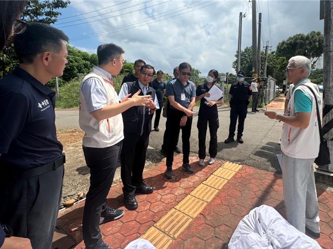 台中市議員林昊佑（左二）23日邀集中市消防局、交通局等相關單位前往犁份消防分隊會勘救災車輛出入動線，交通局將設觸控號誌助出勤更順暢，預計8月底完成。（潘虹恩攝）