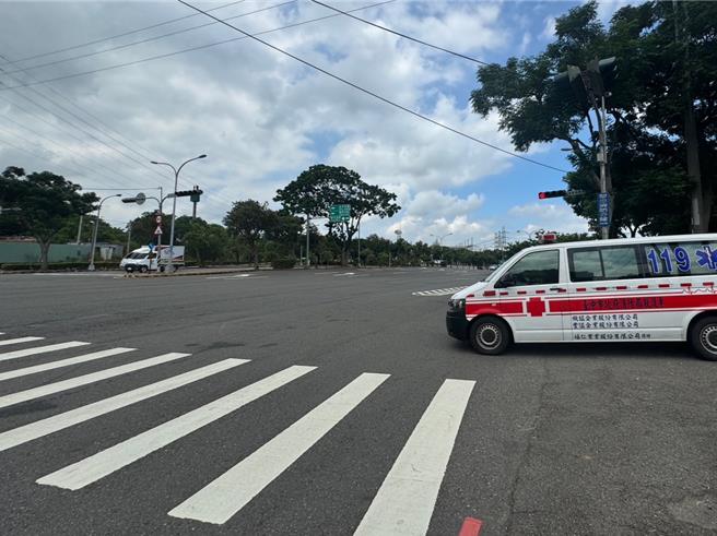 台中市消防局第四大隊犁份分隊向外通行的道路與西屯路交叉，因西屯路車流量多、車速快，加上路口有視線死角，每每消防人員出勤都會仍會等待紅綠燈號誌，避免貿然開出釀成事故，影響出勤速度。（潘虹恩攝）