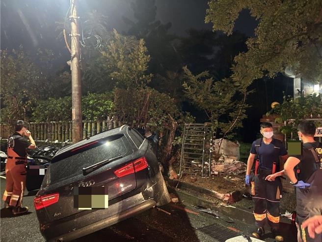自小客車駕駛疑精神不濟自撞圍牆。（警方提供）