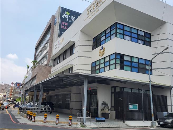 新落成的斗六派出所門前加裝強化阻隔設施，外觀像大型三號電池。（周麗蘭攝）