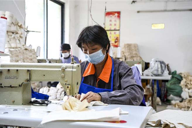 大陸養老、失業、工傷保險三項社會保險基金，到6月底累計結餘8.8兆元人民幣。（摘自新華社）