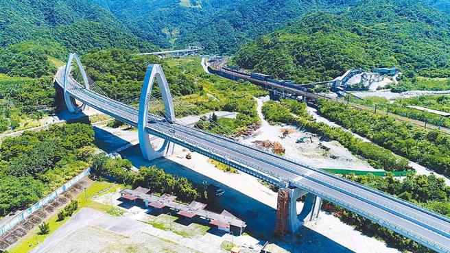 環境部明天舉辦的環評大會，將審查蘇花安全提升計畫（蘇花安）及國5銜接蘇花改公路計畫（國五銜接蘇花改）。圖為2019年通車的蘇花改。（蘇花改工程處提供）