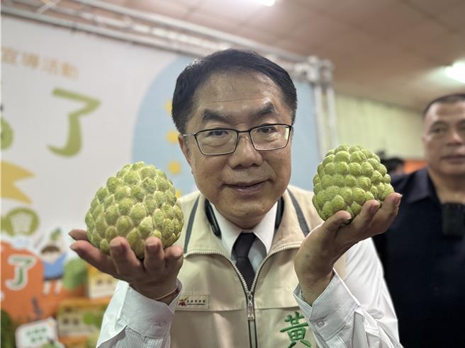 黄伟哲宣传归仁释迦的美味。（曹婷婷摄）