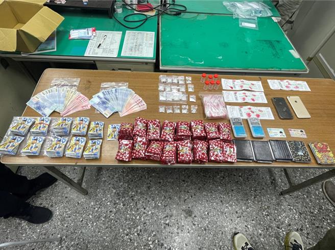 日前警方趁余嫌为首贩毒集团前往日月潭民宿度假开趴时，持搜索票执行搜索，当场查扣毒品咖啡包、恺他命、行动电话、磅秤、夹链袋、球棒1支、新台币67万8200元等赃证物。（丰原警分局提供／冯惠宜台中传真）