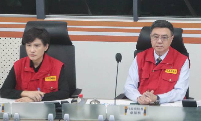 行政院长卓荣泰（右）和副院长郑丽君（左）23日到中央灾害应变中心视察，了解针对凯米颱风相关防灾工作。（赵双杰摄）