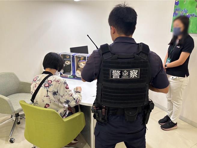 苗栗县头份市一名谢姓女子日前落入网路假交友真诈财陷井，银行行员发现有异通报头份分局头份所员警到场成功阻止谢女上当。（谢明俊摄）