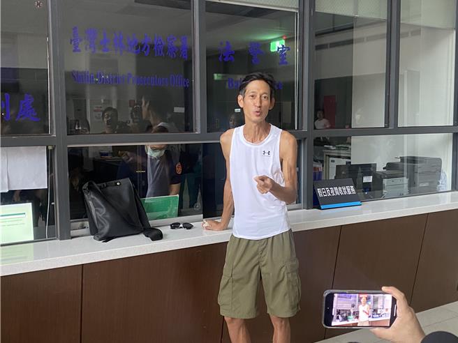 唐治平在万安演习前到士林地检署，接到要领取他母亲死亡证明书，但质疑母亲未曾到过台大医院就诊，怎么会有齿模资料，并未松口承认遗体是他母亲。（李文正摄）