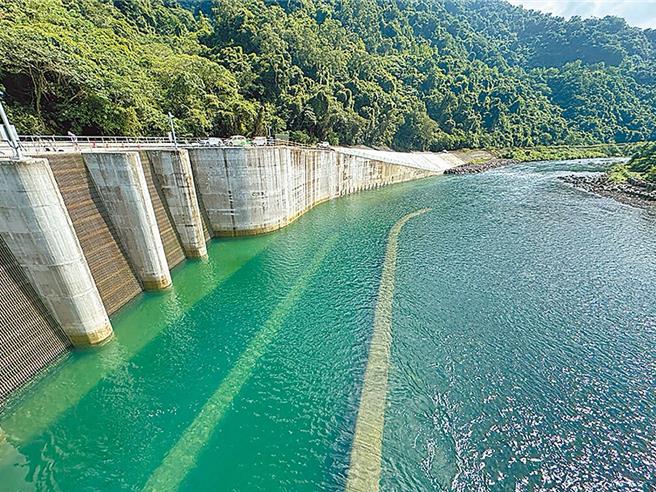 因应今年第3号颱风凯米（GAEMI）逐渐逼近，台北自来水事业处今（23）日上午完成翡翠原水管取水系统切换准备工作，预计将于今日下午开始取用翡翠水库原水。（本报资料照片）