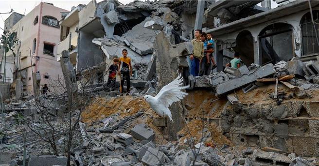 迦萨卫生当局表示，截至22日，迦萨巴勒斯坦人的死亡人数已至少达到3万9006人。（路透社）