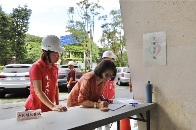 宜兰市长陈美玲坐镇公所，关心民眾领取沙包状况。（宜兰市公所提供／吴佩蓉宜兰传真）