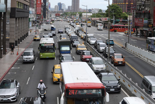 万安47号演习23日举行，台北市忠孝西路道路，演习前车辆拥挤。（陈俊吉摄）