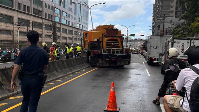 大型吊車自撞路中水泥護欄。（警方提供）