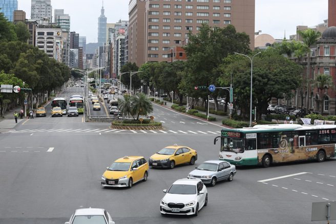 万安47号演习23日举行，台北市忠孝西路道路，演习前车辆拥挤。（陈俊吉摄）