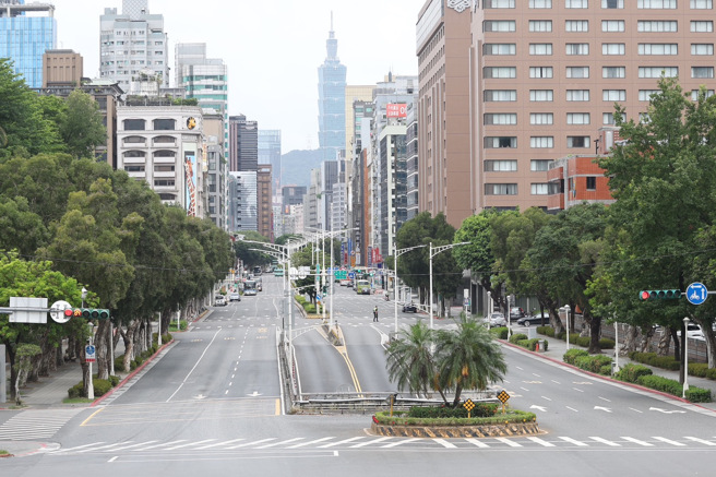 万安47号演习23日举行，台北市忠孝西路道路，演习时车辆完全净空。（陈俊吉摄）