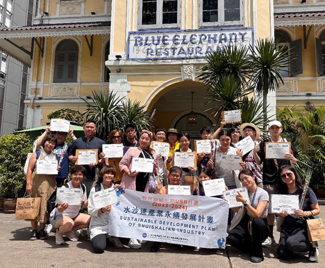 暨大师生参加蓝象厨艺教室课程结业合影。(照片/暨南大学提供)