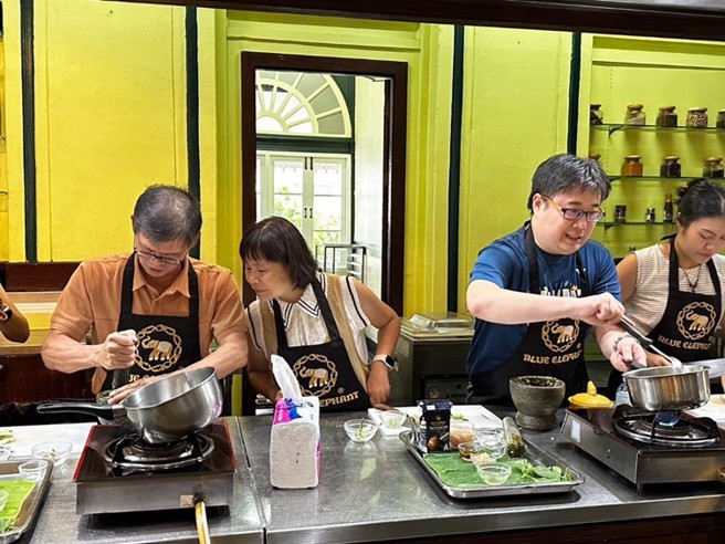 计画主持人郑健雄特聘教授与学生共同进行泰式料理手作体验。(照片/暨南大学提供)