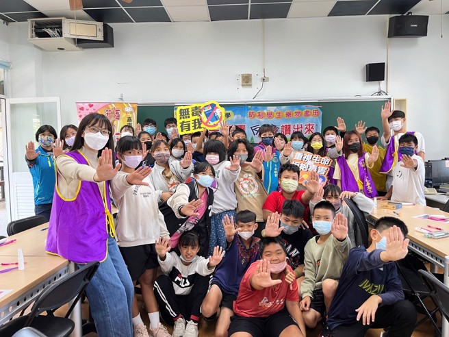 嘉药反毒志工团，定期深入偏乡学校，实施反毒教育宣导。(照片/嘉南药理大学提供)