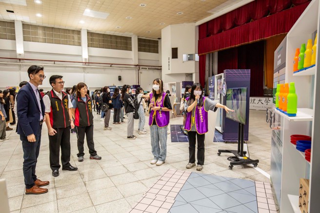 嘉药在校内举办「反毒机器人竞赛」及「机智拒毒生活」展览。(照片/嘉南药理大学提供)