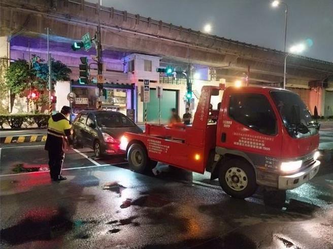 北市水门下午4时后「只出不进」，警方也将有晚间进行拖吊。（警方提供）