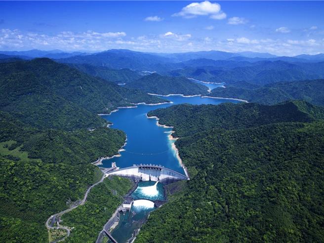 台北翡翠水庫管理局長林裕益表示，截至今（23）日10時，翡翠水庫距離滿水位16.27公尺，餘裕庫容尚有 36％，可供攔截蓄洪水量超過1億3000萬噸以上，足以承受500毫米「超大豪雨」等級的降雨，因此不會洩洪。（黃敬文翻攝）