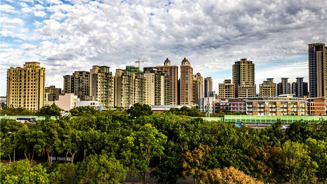 新竹縣政府優先針對16層以上有安裝充電樁及未申報公共安全的大樓，從25日展開公安及電氣安全聯合稽查。（羅浚濱攝）