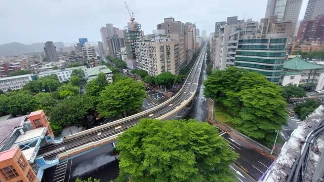 万安47号演习23日登场，演习时间一到，路面整个清空。（赵双杰摄）