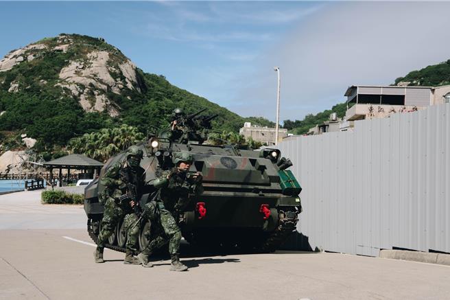 馬祖防衛指揮部23日上午執行「漢光40號演習」實兵演練，圖為國軍駕駛CM21裝甲車前往北竿機場。（馬祖防衛指揮部提供）