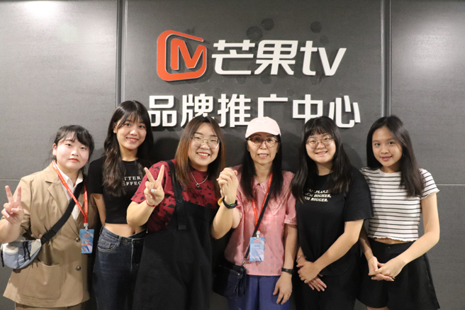 台灣主辦方與芒果實習生及老師合影（攝 /李品臻）