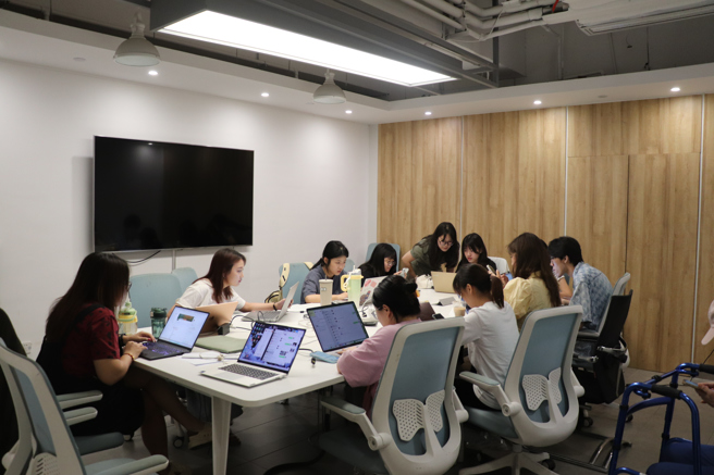 芒果實習生及老師共同討論節目推廣方向（攝 /李品臻）