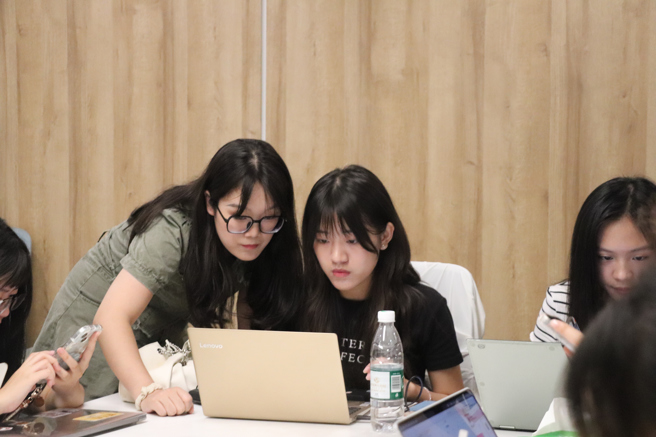 余亭萱實習生及團隊老師。（攝/李品臻）