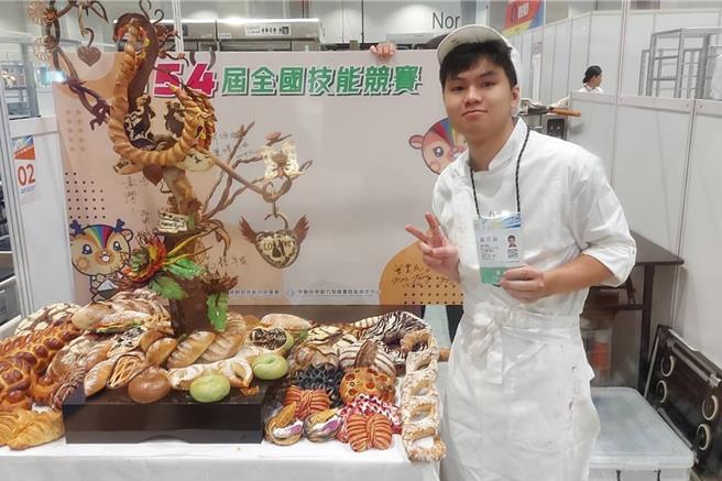 全國技能競賽日前落幕，弘光科技大學食科系學生戴邦竣4月晉級以來，日日花6小時苦練麵包製作，如願取得麵包製作職類金牌。（弘光科大提供／潘虹恩台中傳真）