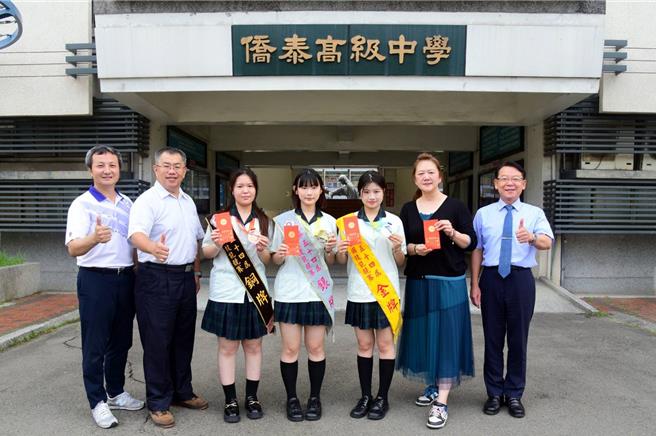 全國技能競賽日前落幕，僑泰高中學生章家培（右二起）、蔡少云和陳鈴燕一舉奪下國服組金、銀、銅牌，成績亮眼，家長會長陳敏嘉（左二）頒發獎金鼓勵獲獎學生與指導老師。（僑泰高中提供／潘虹恩台中傳真）