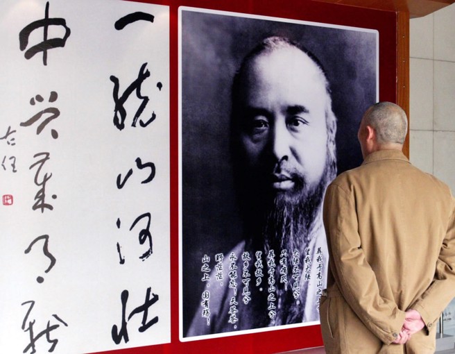 于右任为着名书法大师，图为多年前陕西省歷史博物馆举办的纪念于右任先生书画展中一幕，现场有于右任图像。此照片仅为示意之用，与俞大㵢家中字画无关（资料照／新华社）