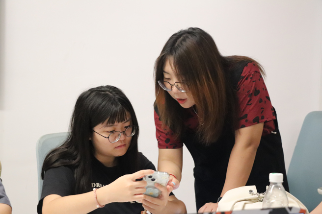 余庭甄實習生及珊珊老師。（攝/李品臻）