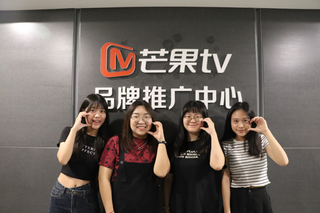 余亭萱、余庭甄、潘映余實習生及珊珊老師合影。（攝/李品臻）