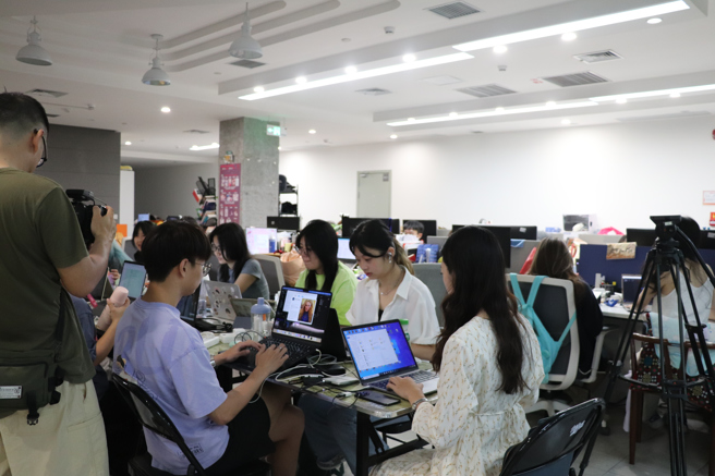 芒果实习生剪辑、收集素材。（摄/李品臻）