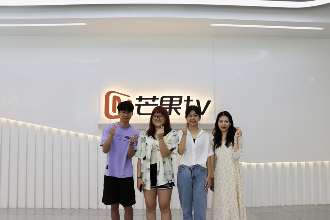 芒果实习生徐振豪、屠安婷、吴玟锜及萱萱老师合影。（摄/李品臻）