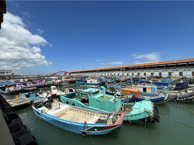 桃園市漁會共計420艘漁船回港停放，躲避颱風帶來的豪雨強風。（廖姮玥攝）