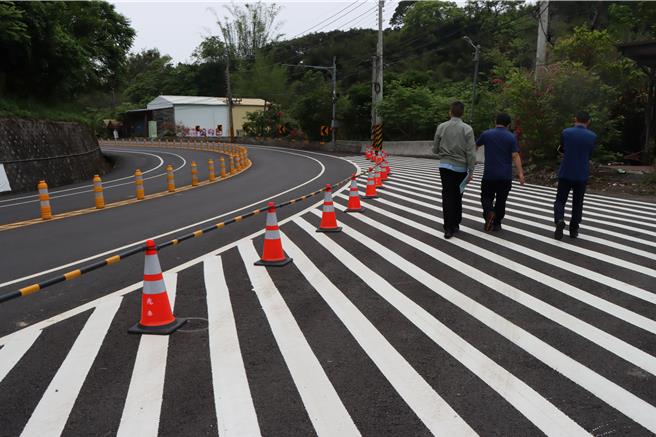 弯道划设槽化线防止追焦手聚集。（苗栗县政府提供／李京升苗栗传真）