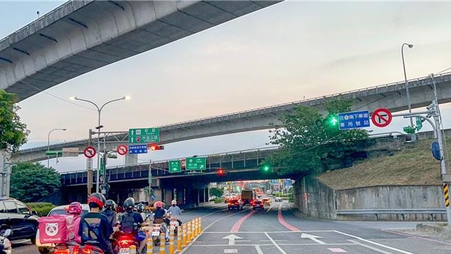 国道1号桃园中坜、新屋交流道上下班时间经常大塞车，桃议员陈韦晔日前邀集市府交通局等单位会勘，决议北上出口匝道号志调整为仅左转，另开放民族路二段南下匝道红灯时车辆可续通行上国道，避免车辆回堵在平面道路上。（吕筱蝉摄）