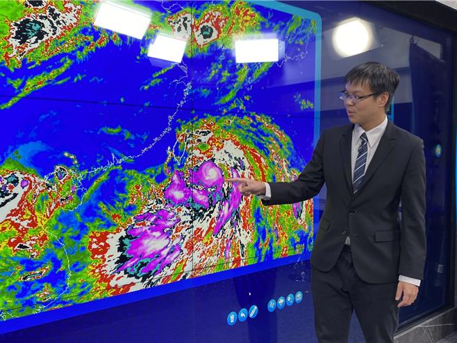 氣象署預報員劉宇其指出，凱米颱風周遭雲系發展旺盛，不穩定且水氣非常多，颱風經過台灣也會把雲系引到台灣上空，將有顯著降雨，雨量是未來幾天要非常注意的地方。（陳祐誠攝）