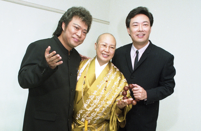 恒述法师（中）曾因家用费的事情跟张菲、费玉清闹翻。（图／中时资料照）