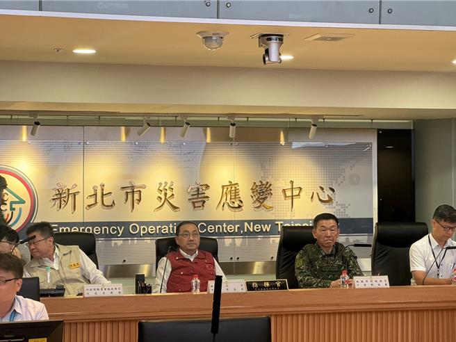 新北市長侯友宜到市府應變中心與行政院動員會報指揮官呂建德、副執行秘書林純玫、副統裁官劉協慶、中央災害防救會報參議李彥毅一同聽取簡報，隨後在萬安演習警報聲響後到地下一樓視察疏散狀況。（柯毓庭攝）